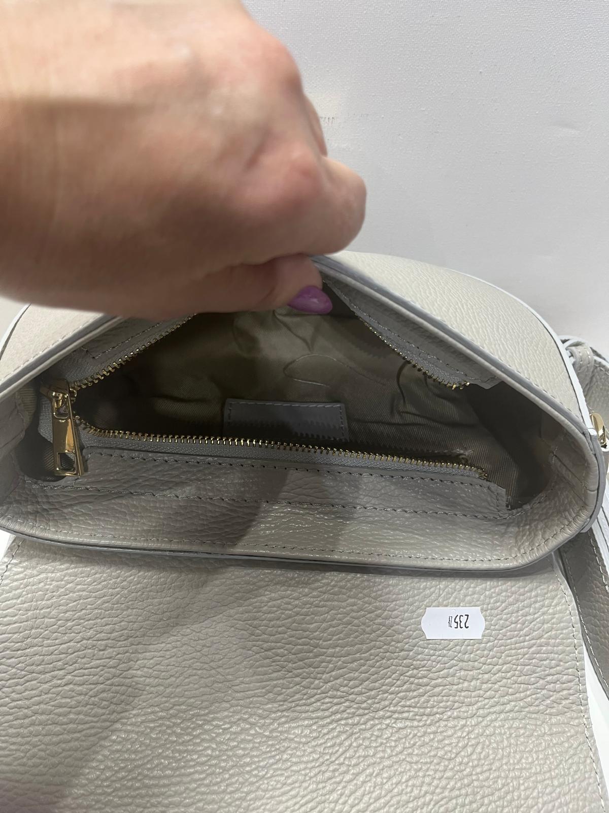 NOWOŚĆ VERA PELLE torebka damska skórzana listonoszka z klapą i paskiem JASNY SZARY