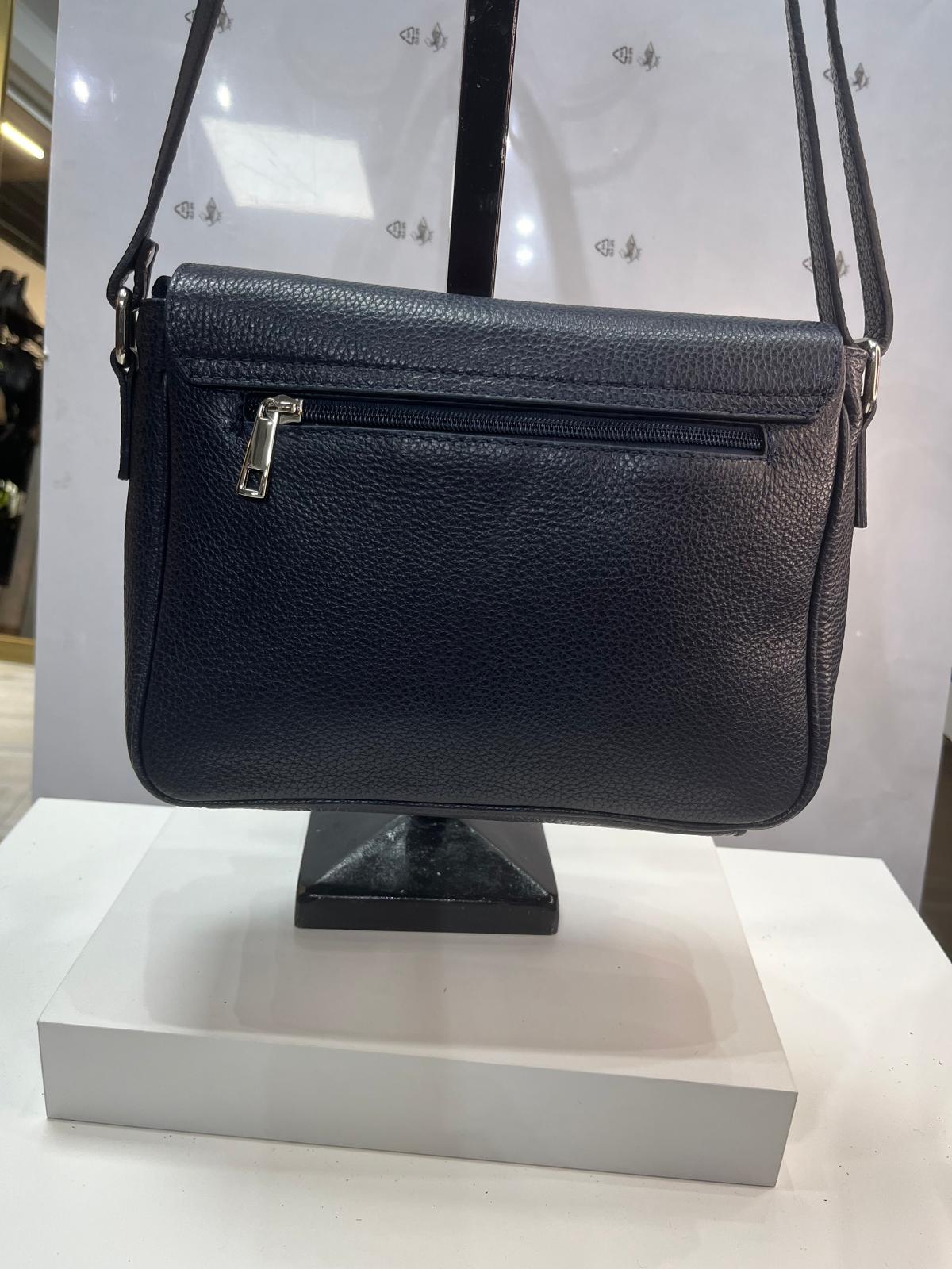 NOWOŚĆ VERA PELLE torebka damska skórzana listonoszka z klapą i paskiem Granatowa