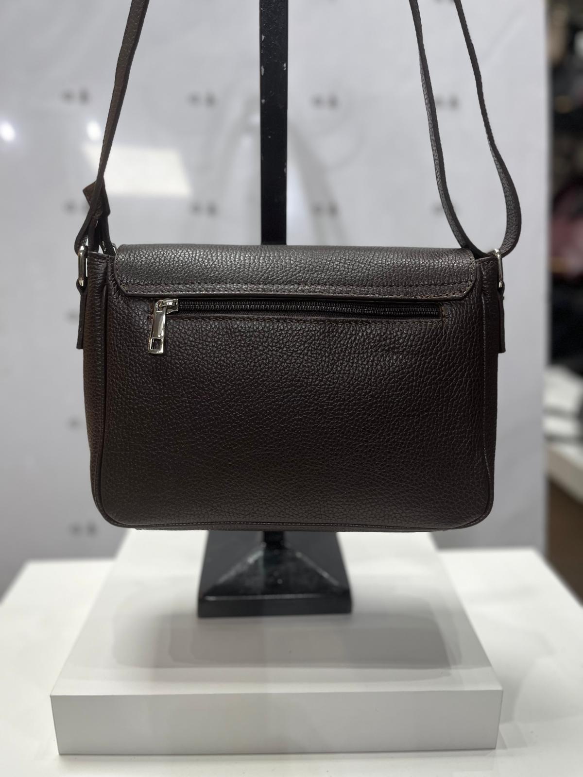 NOWOŚĆ VERA PELLE torebka damska skórzana listonoszka z klapą i paskiem czarna